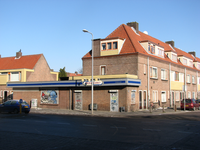 828419 Gezicht op het winkelpand/hoekpand Ondiep 144 te Utrecht, met op de voorgrond de Laan van Chartroise. Tot kort ...